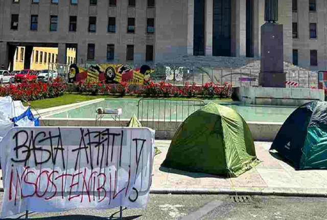 Caro affitti: la protesta delle tende a Pavia