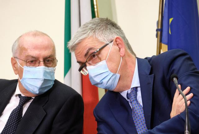 Covid, "il Cts è una mafia. Livello sconcertante". Chat tra Rezza e Brusaferro
