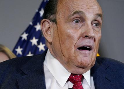 Accuse a Rudy Giuliani: "Voleva sesso orale mentre era al telefono con Trump"