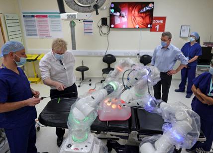 Il robot chirurgo Versius esegue la 100esima operazione