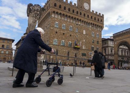 Firenze, attivisti imbrattano Palazzo Vecchio. 5 mila litri d'acqua per pulire