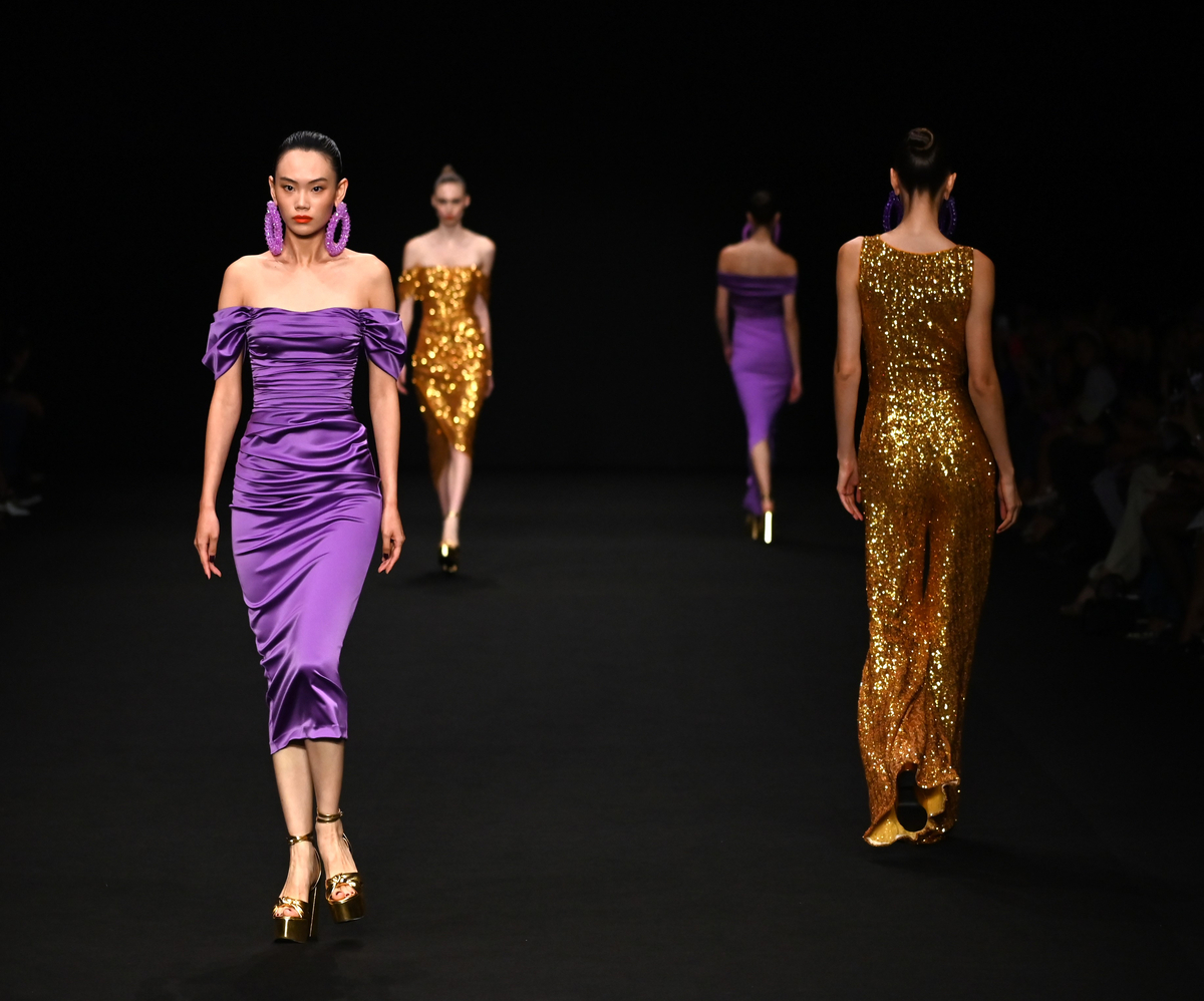 CHIARA BONI sfila La Petite Robe a Milano per la collezione SS 2024