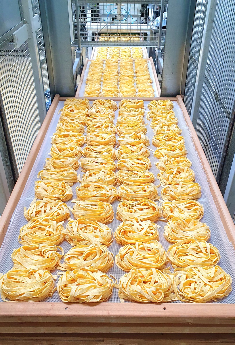 Un momento della produzione delle celebri tagliatelle Un momento della produzione delle celebri tagliatelle