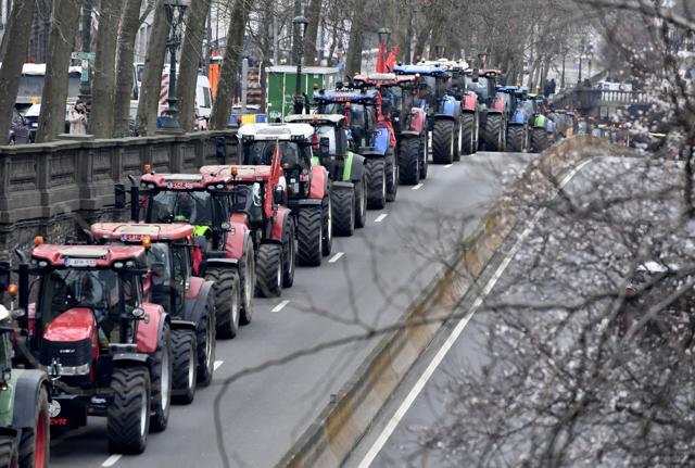 Bruxelles - Protesta degli agricoltori che bloccano il traffico con i trattori Bruxelles - Protesta degli agricoltori che bloccano il traffico con i trattori