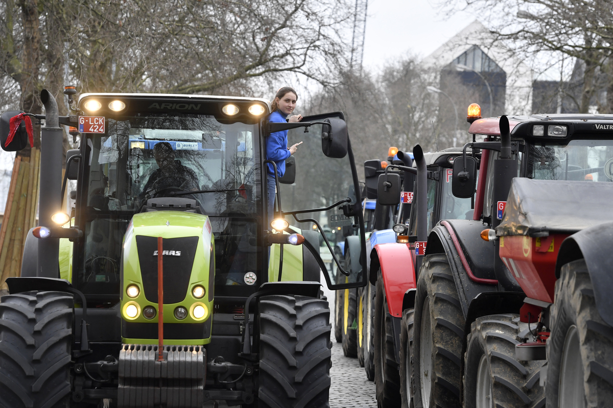 Bruxelles - Protesta degli agricoltori che bloccano il traffico con i trattori Bruxelles - Protesta degli agricoltori che bloccano il traffico con i trattori