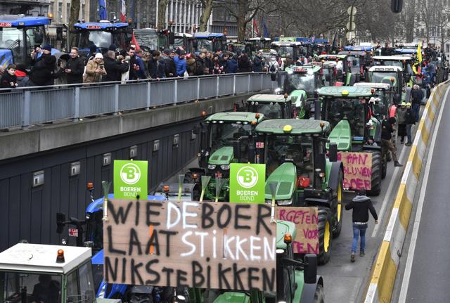 Bruxelles - Protesta degli agricoltori che bloccano il traffico con i trattori Bruxelles - Protesta degli agricoltori che bloccano il traffico con i trattori