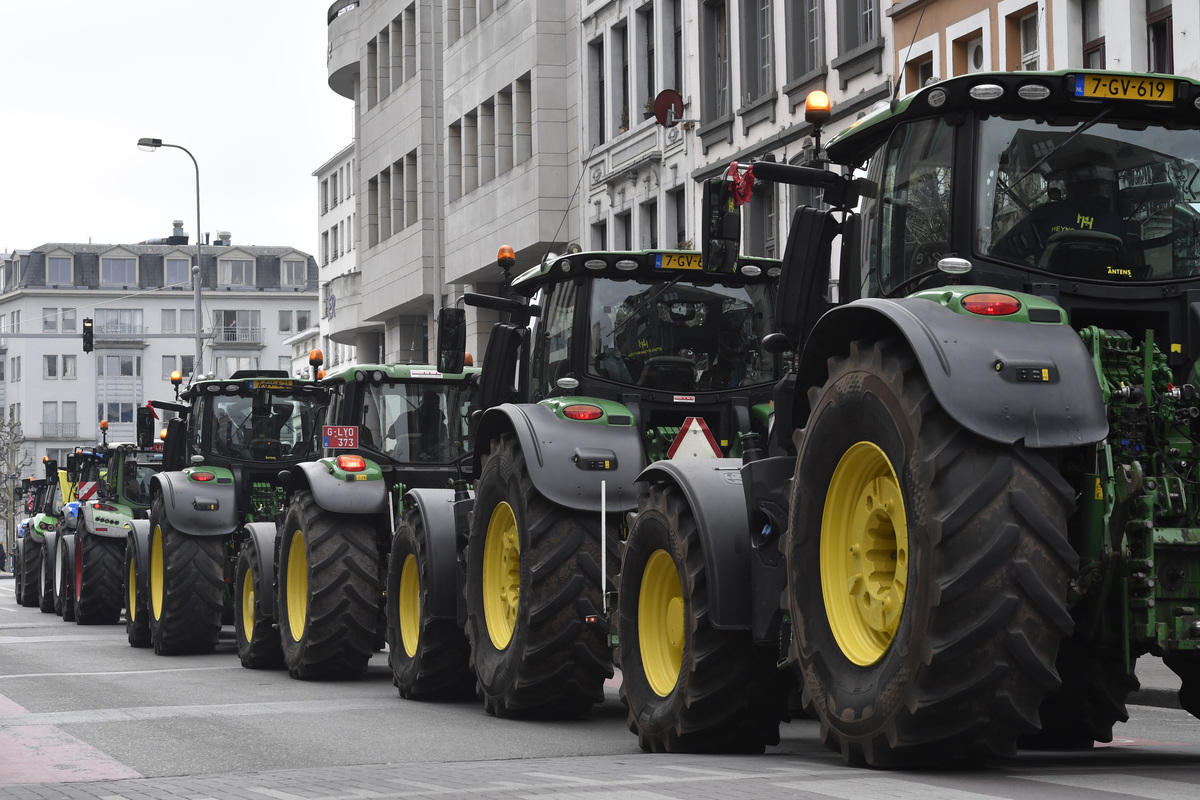 Bruxelles - Protesta degli agricoltori che bloccano il traffico con i trattori Bruxelles - Protesta degli agricoltori che bloccano il traffico con i trattori