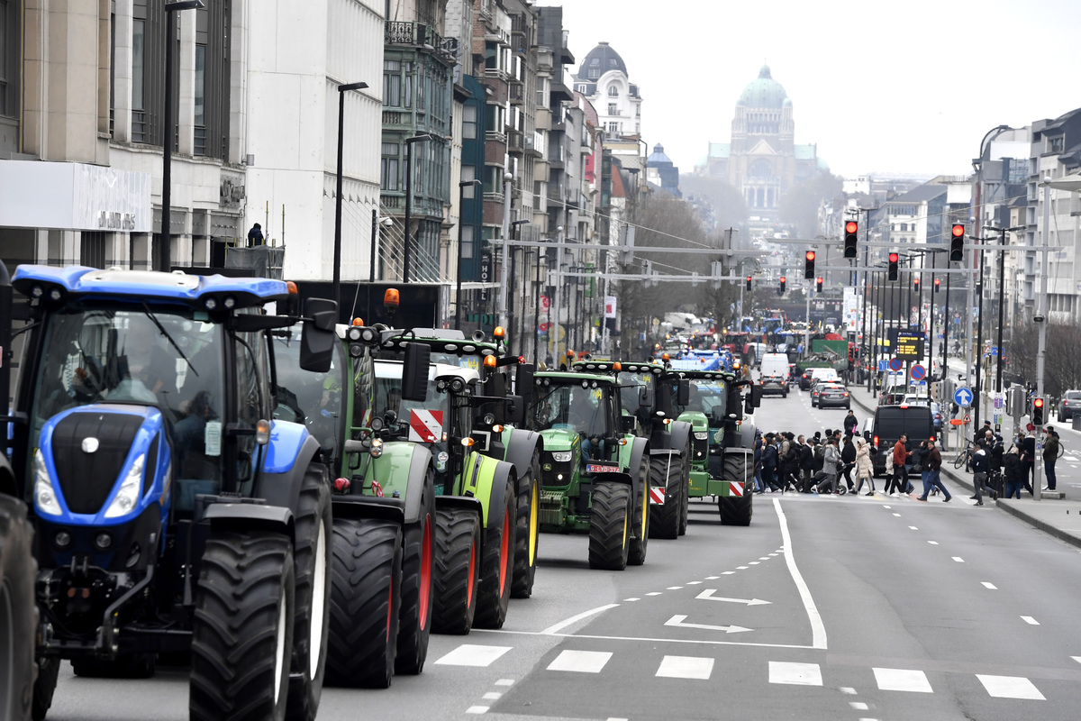 Bruxelles - Protesta degli agricoltori che bloccano il traffico con i trattori Bruxelles - Protesta degli agricoltori che bloccano il traffico con i trattori