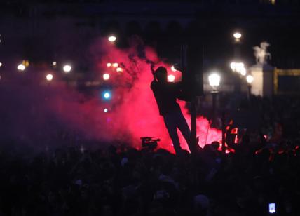 Parigi nel caos: scontri, barricate e fuoco. Macron rischia il voto anticipato