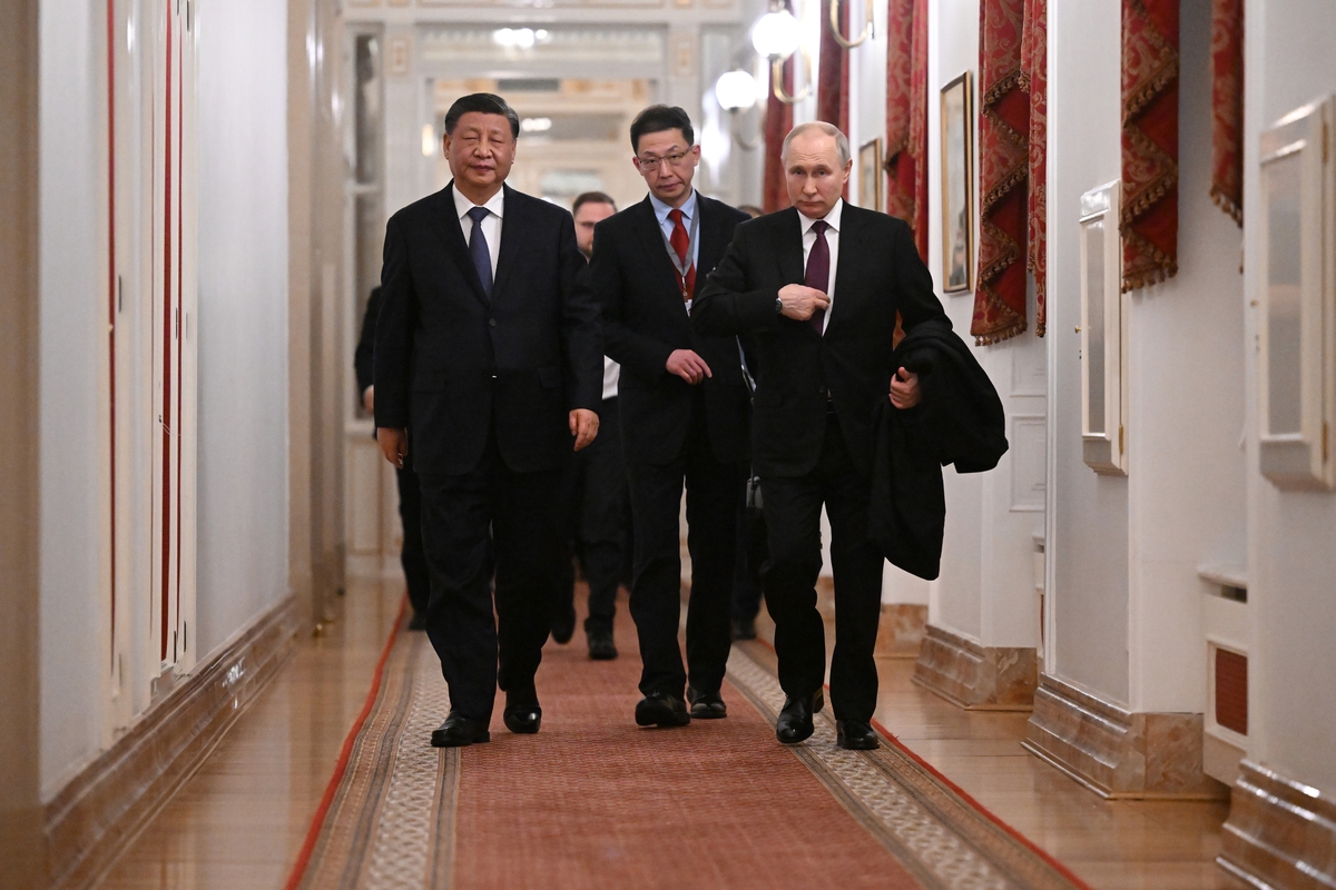 Il Presidente cinese Xi Jinping incontra il Presidente russo Vladimir Putin Il Presidente cinese Xi Jinping incontra il Presidente russo Vladimir Putin