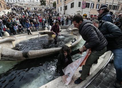Piazza Spagna, sfregio alla Barcaccia: da attivisti liquido nero nella fontana
