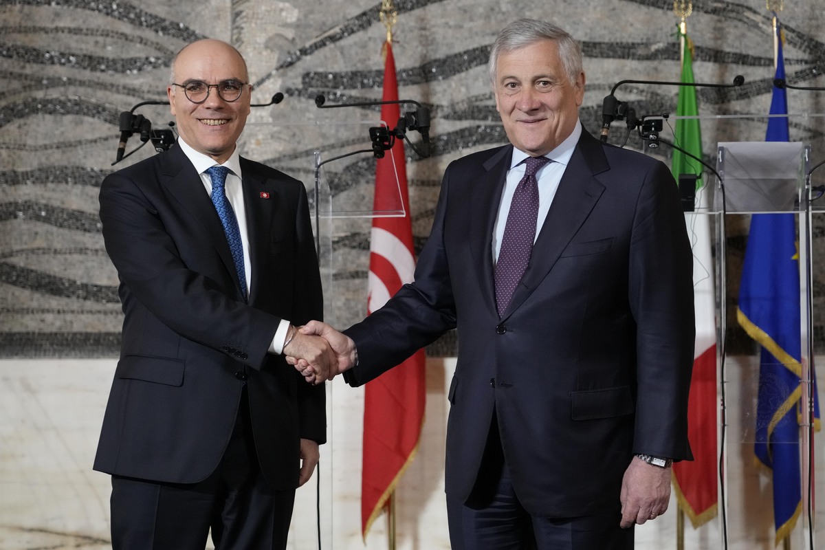 Antonio Tajani incontra il ministro degli esteri tunisino Nabil Ammar a Roma Antonio Tajani incontra il ministro degli esteri tunisino Nabil Ammar a Roma
