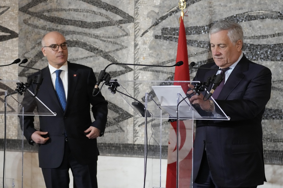 Antonio Tajani incontra il ministro degli esteri tunisino Nabil Ammar a Roma Antonio Tajani incontra il ministro degli esteri tunisino Nabil Ammar a Roma