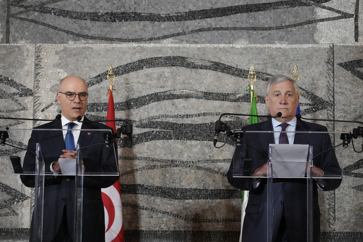 Antonio Tajani incontra il ministro degli esteri tunisino Nabil Ammar a Roma Antonio Tajani incontra il ministro degli esteri tunisino Nabil Ammar a Roma
