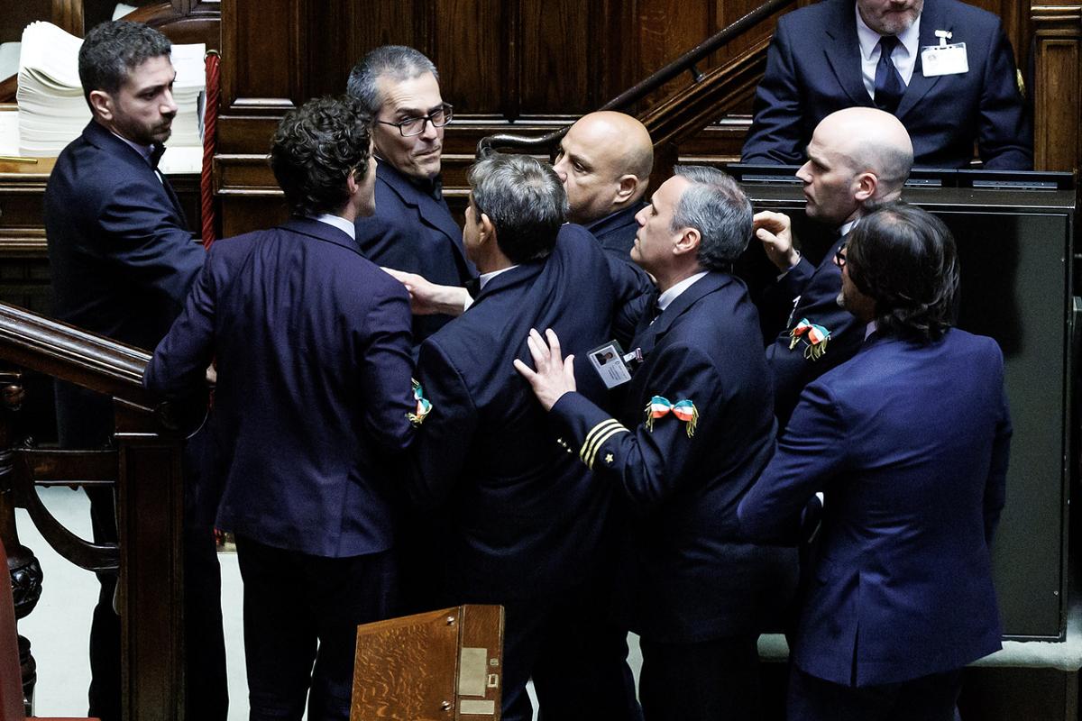 Documento di economia e finanza, Tensione tra parlamentari Documento di economia e finanza, Tensione tra parlamentari