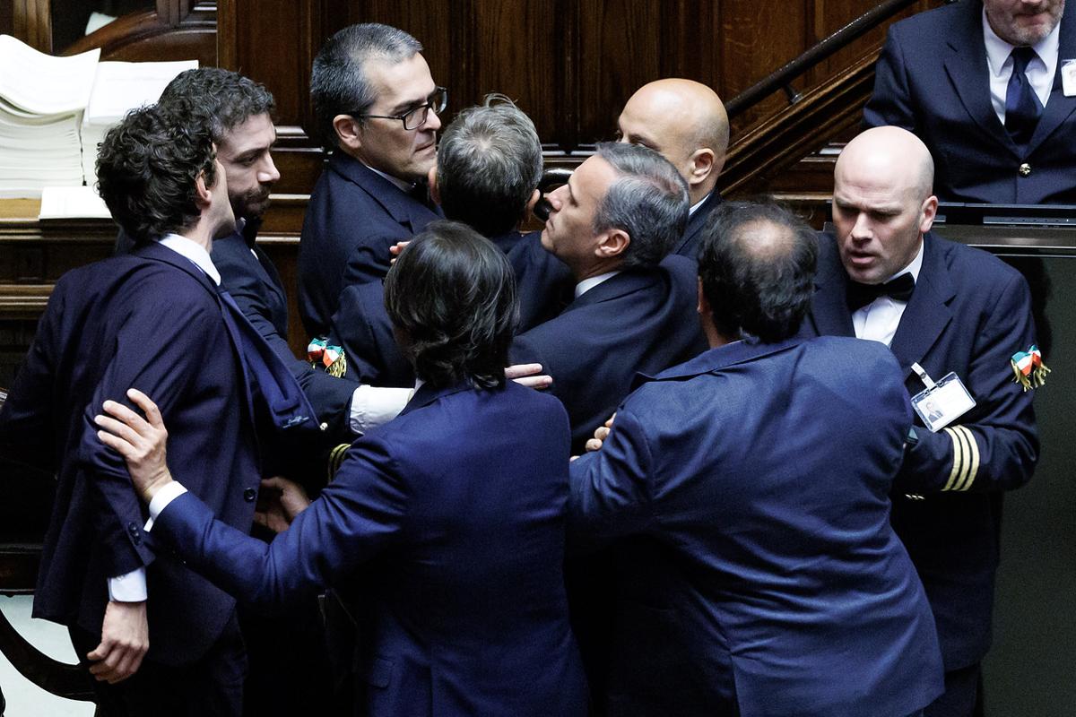 Documento di economia e finanza, Tensione tra parlamentari Documento di economia e finanza, Tensione tra parlamentari