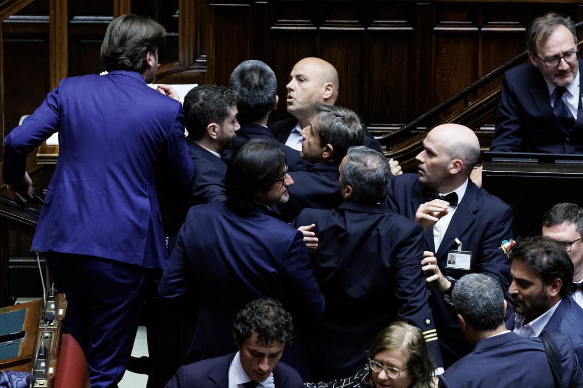 Documento di economia e finanza, Tensione tra parlamentari Documento di economia e finanza, Tensione tra parlamentari