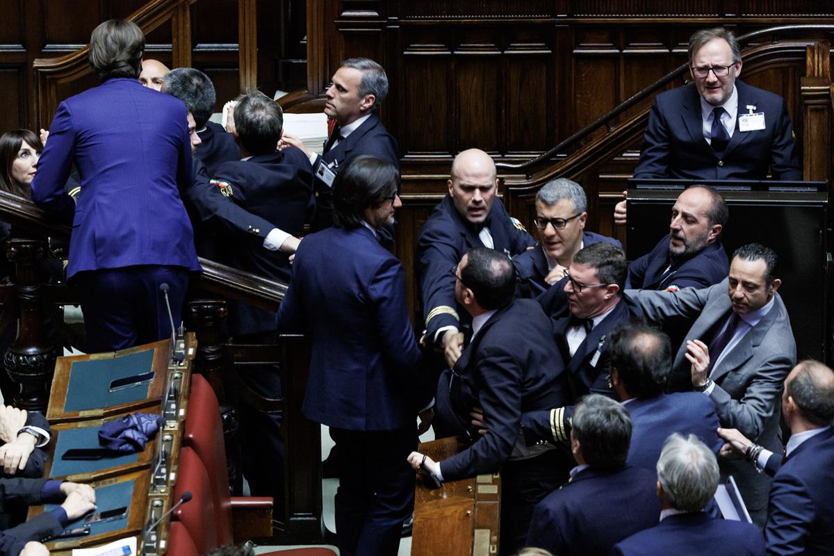 Documento di economia e finanza, Tensione tra parlamentari Documento di economia e finanza, Tensione tra parlamentari