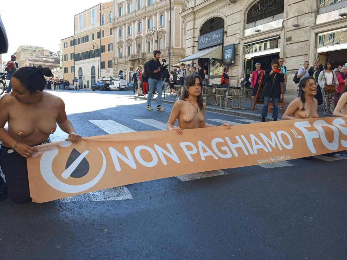 Ultima generazione: Roma, a seno nudo in strada per denunciare l’oscenità del governo Ultima generazione: Roma, a seno nudo in strada per denunciare l’oscenità del governo