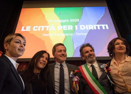 Genitori Lgbt, a Torino sfilata dei sindaci: "Una legge sui bimbi arcobaleno"