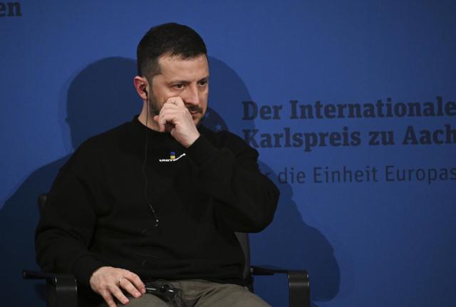 Zelensky andrà al G7, chiederà armi non la pace. Foto Lapresse