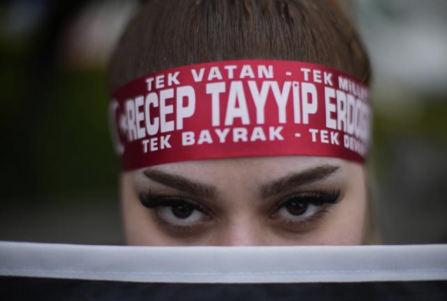 Turchia, una giovane supporter di Erdogan Turchia, una giovane supporter di Erdogan