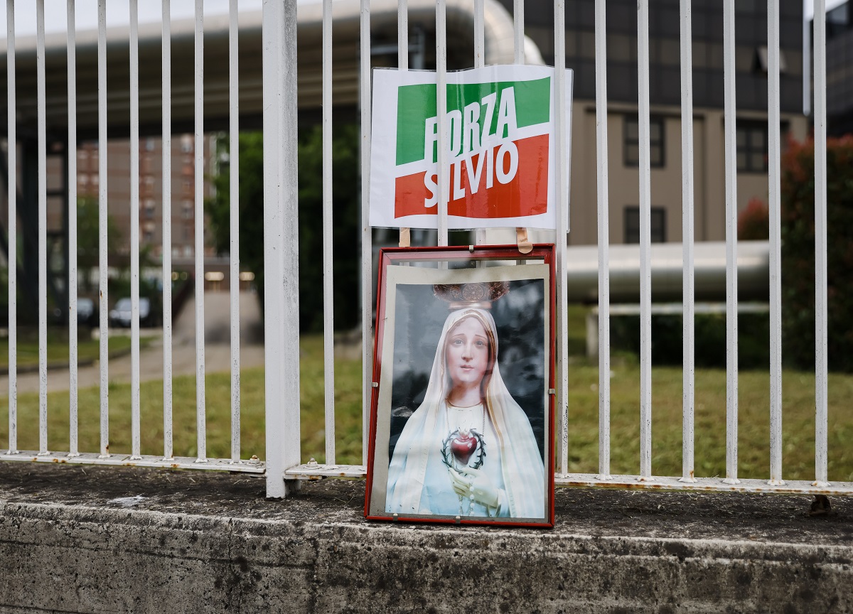 Silvio Berlusconi lascia l'ospedale San Raffaele Silvio Berlusconi lascia l'ospedale San Raffaele