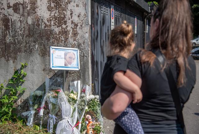 Senago, il "pellegrinaggio" per omaggiare Giulia Tramontano Senago, il "pellegrinaggio" per omaggiare Giulia Tramontano