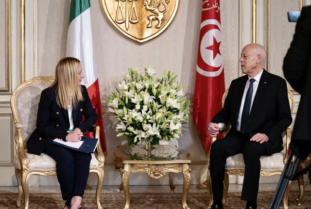 Premier Giorgia Meloni ontmoette tijdens zijn reis naar Tunesië de Tunesische president Kais Saied.