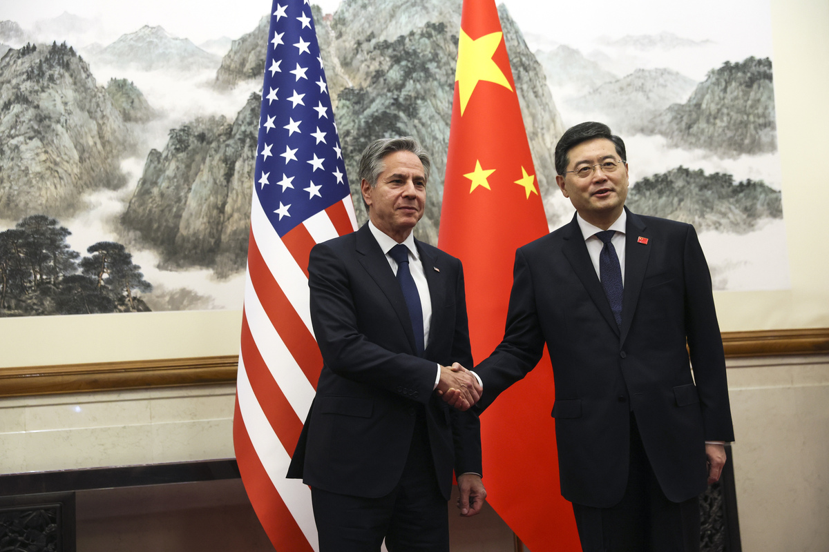 La stretta di mano tra il segretario di stato americano Antony Blinken e il ministro degli esteri cinese Qin Gang La stretta di mano tra il segretario di stato americano Antony Blinken e il ministro degli esteri cinese Qin Gang