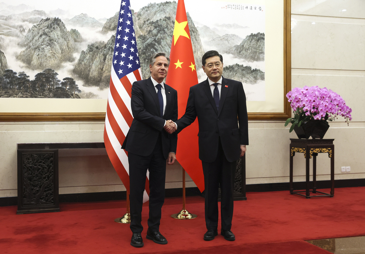 La stretta di mano tra il segretario di stato americano Antony Blinken e il ministro degli esteri cinese Qin Gang La stretta di mano tra il segretario di stato americano Antony Blinken e il ministro degli esteri cinese Qin Gang