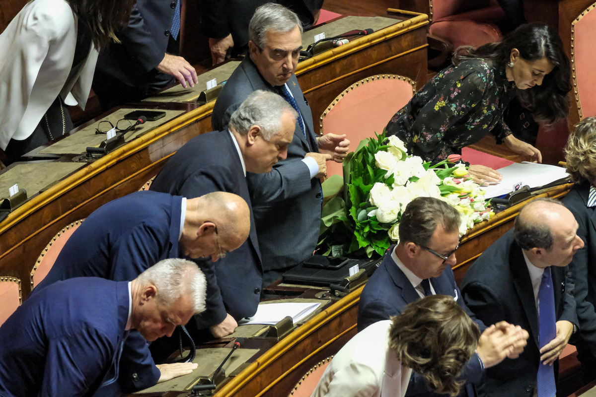 Commerazione Silvio berlusconi al senato Commerazione Silvio berlusconi al senato