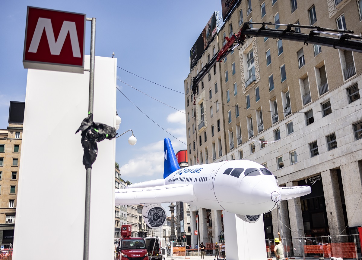 La M4 fino a Linate: aereo gonfiabile a San Babila La M4 fino a Linate: aereo gonfiabile a San Babila