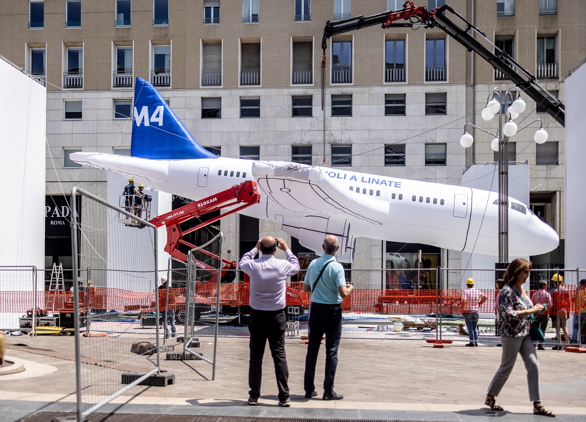La M4 fino a Linate: aereo gonfiabile a San Babila La M4 fino a Linate: aereo gonfiabile a San Babila