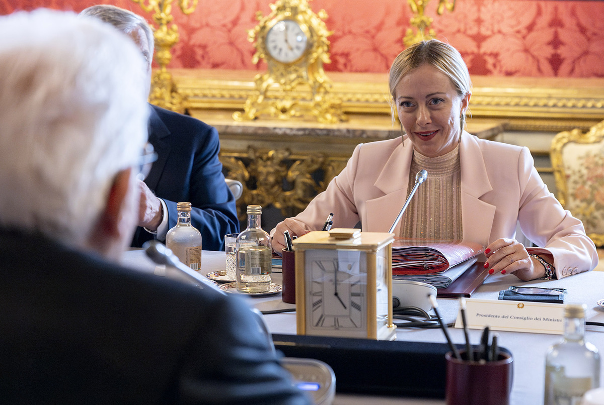 Il Presidente Mattarella con Giorgia Meloni in occasione della riunione del Consiglio Supremo di Difesa Il Presidente Mattarella con Giorgia Meloni in occasione della riunione del Consiglio Supremo di Difesa