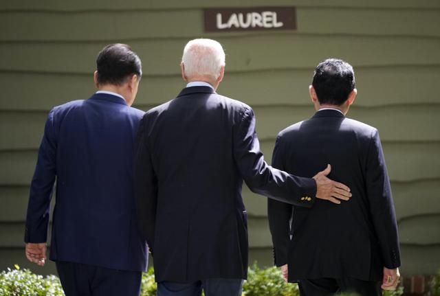 Joe Biden con Fumio Kishida e Yoon Suk-yeol a Camp David