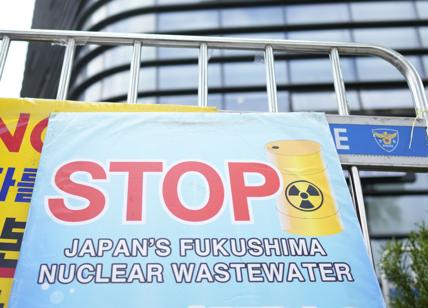 Fukushima, cominciato il riversamento di acqua contaminata in mare. Furia Cina