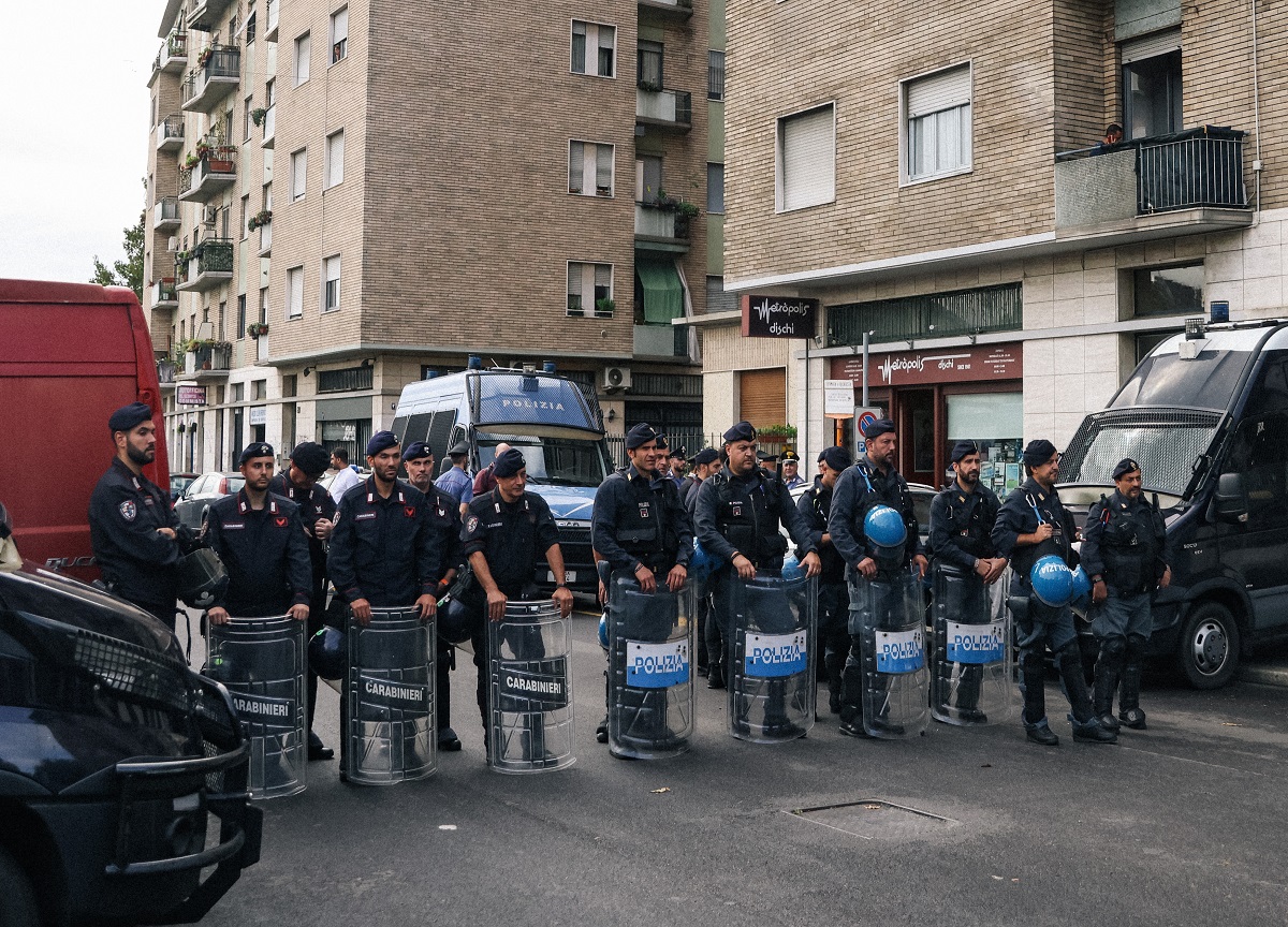 Lo sgombero di via Esterle a Milano (LaPresse) Lo sgombero di via Esterle a Milano (LaPresse)