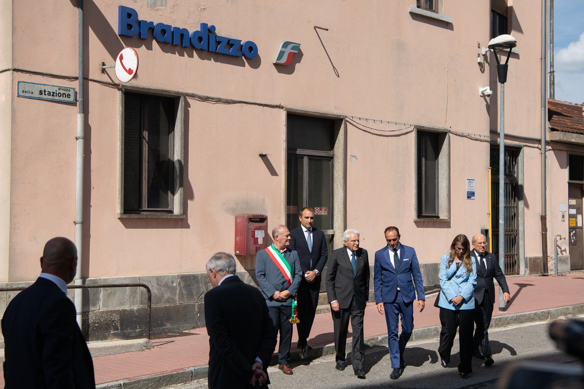 Mattarella a Brandizzo depone un mazzo di fiori davanti la stazione