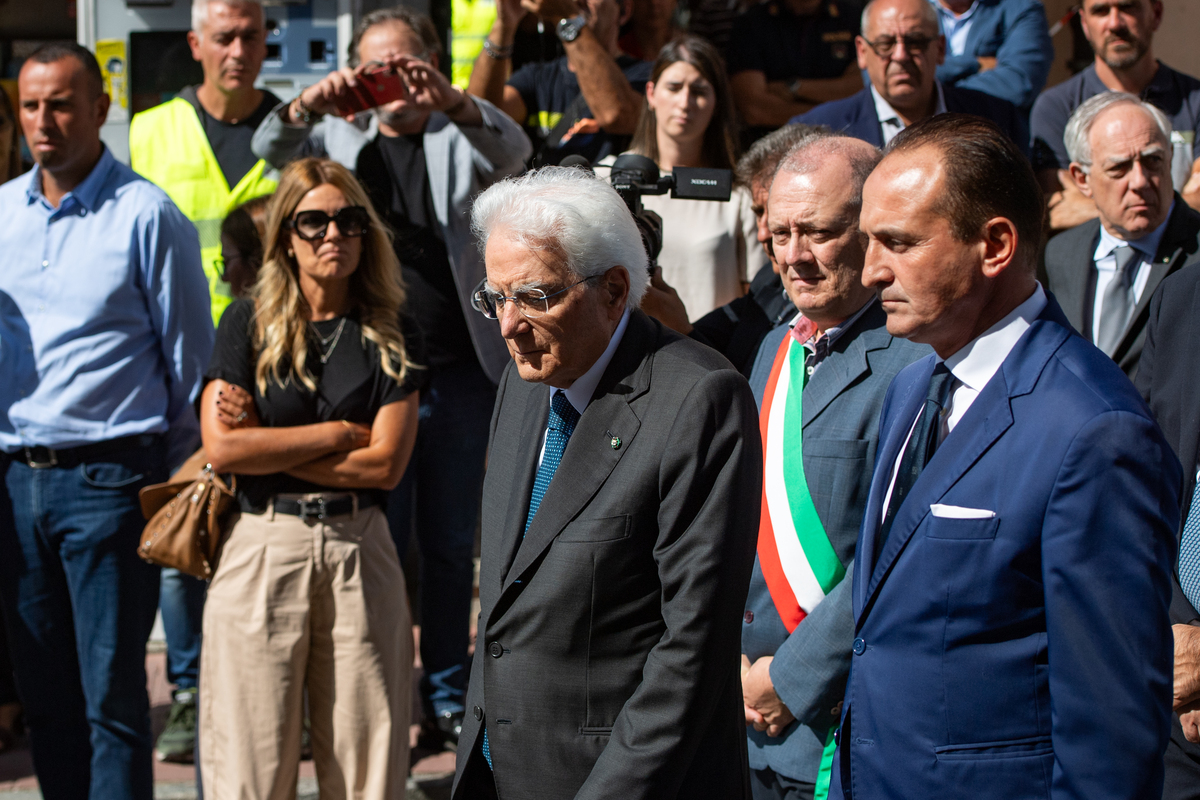 Mattarella a Brandizzo depone un mazzo di fiori davanti la stazione Mattarella a Brandizzo depone un mazzo di fiori davanti la stazione