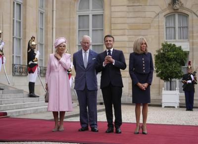 Re Carlo d'Inghilterra con la consorte Camilla, il presidente Francese Emmanuel Macron e la moglieBrigitte