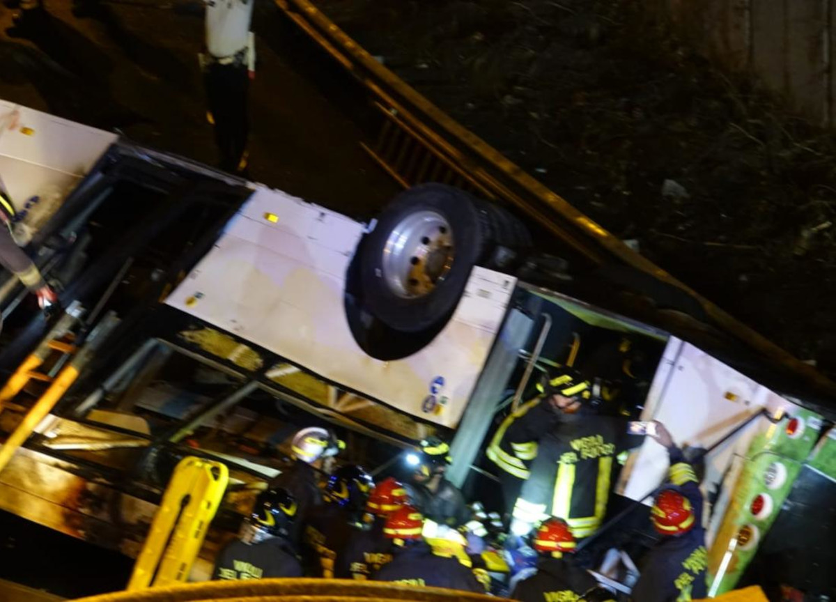 Tragedia a Mestre, autobus precipita da un cavalcavia Tragedia a Mestre, autobus precipita da un cavalcavia
