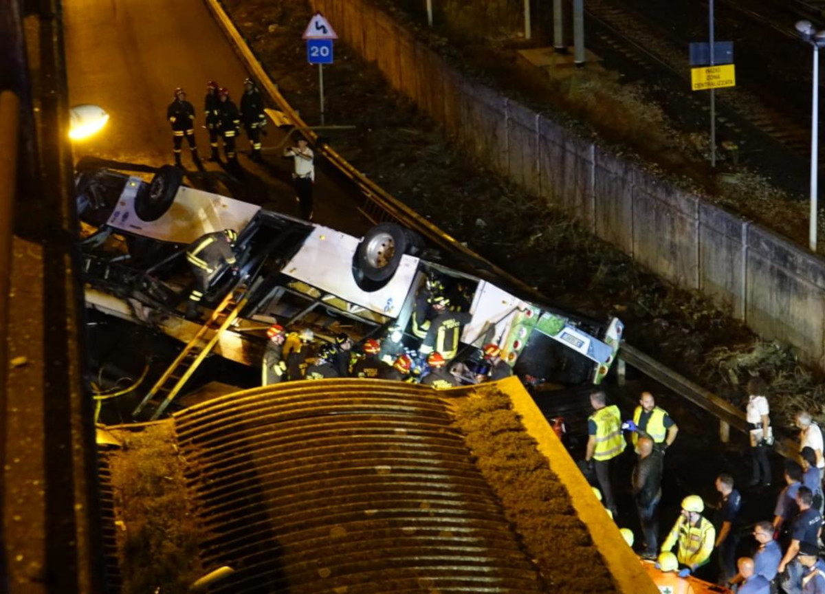 Tragedia a Mestre, autobus precipita da un cavalcavia Tragedia a Mestre, autobus precipita da un cavalcavia