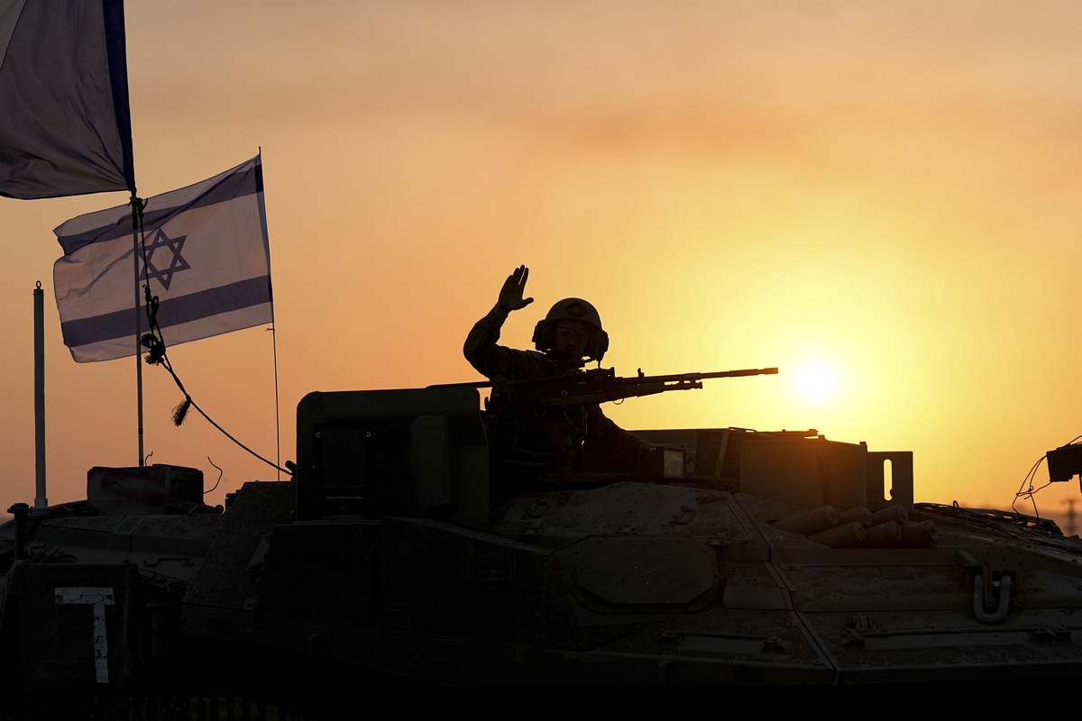carri armati israeliani avanzono verso la striscia di Gaza carri armati israeliani avanzono verso la striscia di Gaza