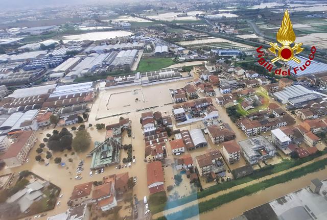 Prato, esonda il fiume Bisenzio Prato, esonda il fiume Bisenzio