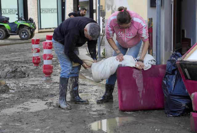 Maltempo in Toscana : esonda il Bisenzio Maltempo in Toscana : esonda il Bisenzio