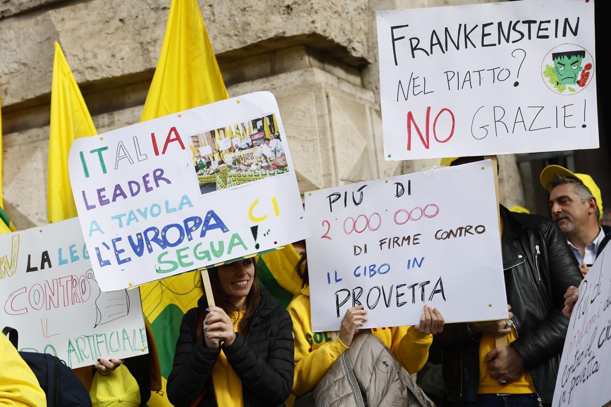 Manifestazione davanti a Palazzo Chigi di Coldiretti contro OGM