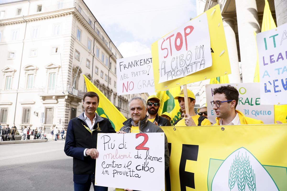 Manifestazione davanti a Palazzo Chigi di Coldiretti contro OGM