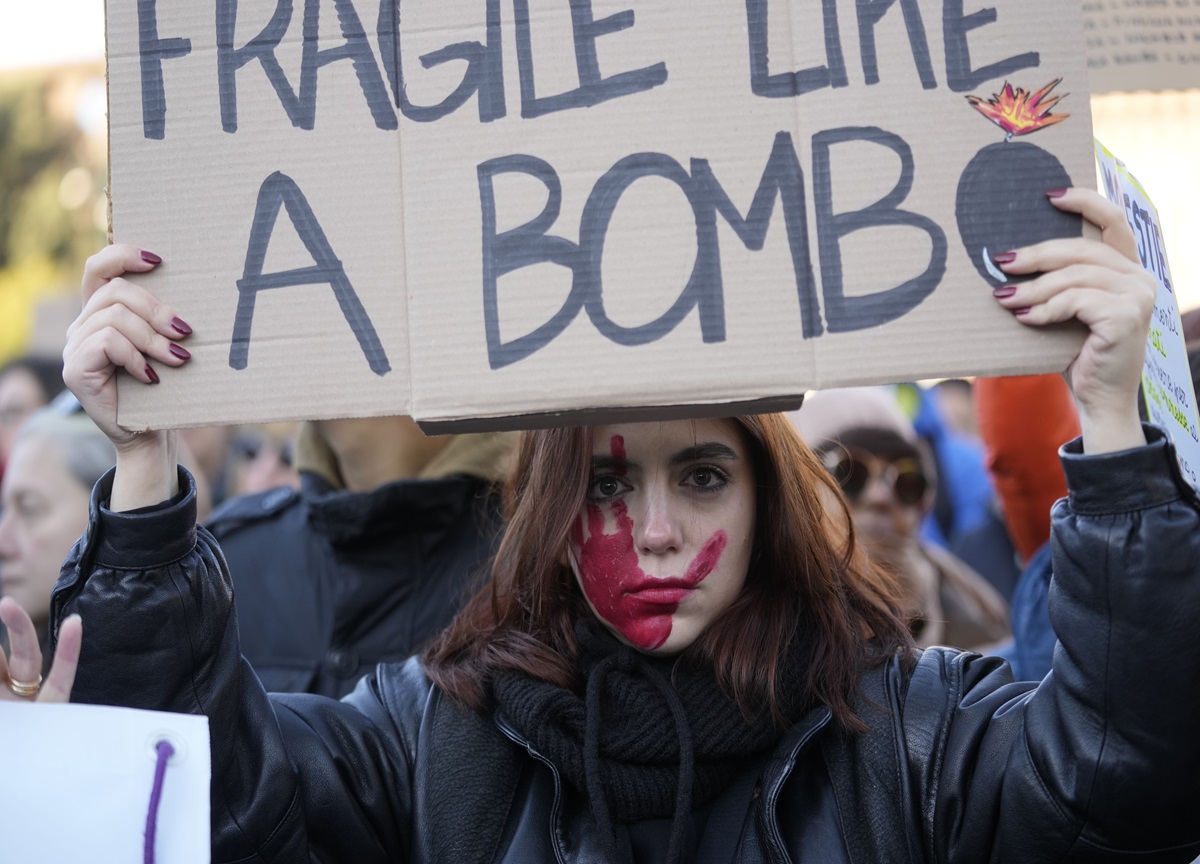 Giornata contro la violenza sulle donne: la manifestazione a Milano (LaPresse) Giornata contro la violenza sulle donne: la manifestazione a Milano (LaPresse)
