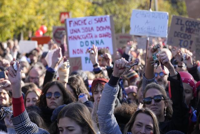 Giornata contro la violenza sulle donne: la manifestazione a Milano (LaPresse) Giornata contro la violenza sulle donne: la manifestazione a Milano (LaPresse)